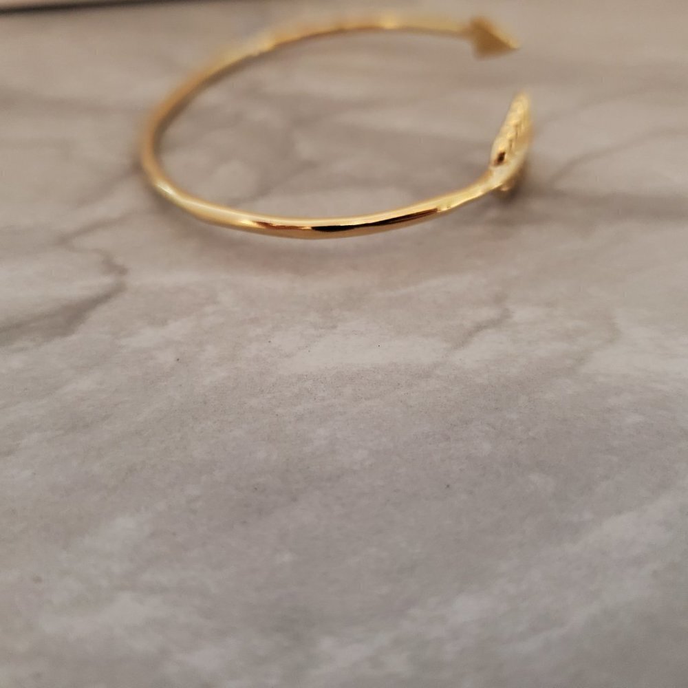 🏹 Stella and Dot Dainty Minimalist Gilded Arrow Cuff Bangle Bracelet 🏹 - Picture 4 of 9